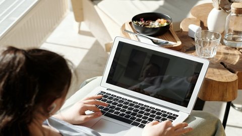 京東自營(yíng)與京東國(guó)際的差別：商品品質(zhì)及物流配送。