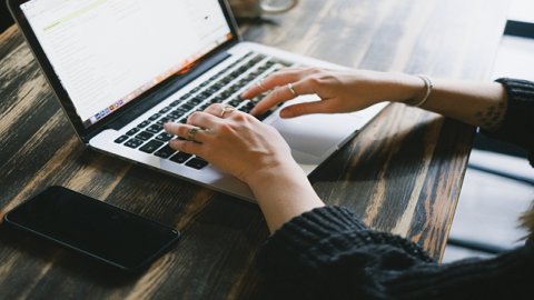 跨境電商行為考察主要包括：平臺選擇、產(chǎn)品選擇、物流方式、營銷策略、客戶服務(wù)等方面。